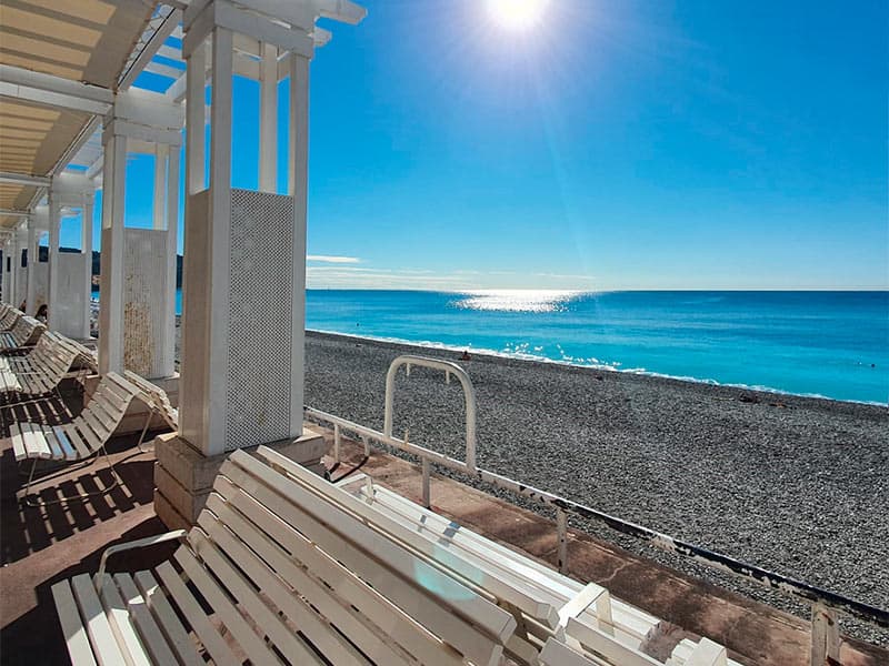 Nice : 4.400 m3 de galets pour préparer la saison d'été des plages